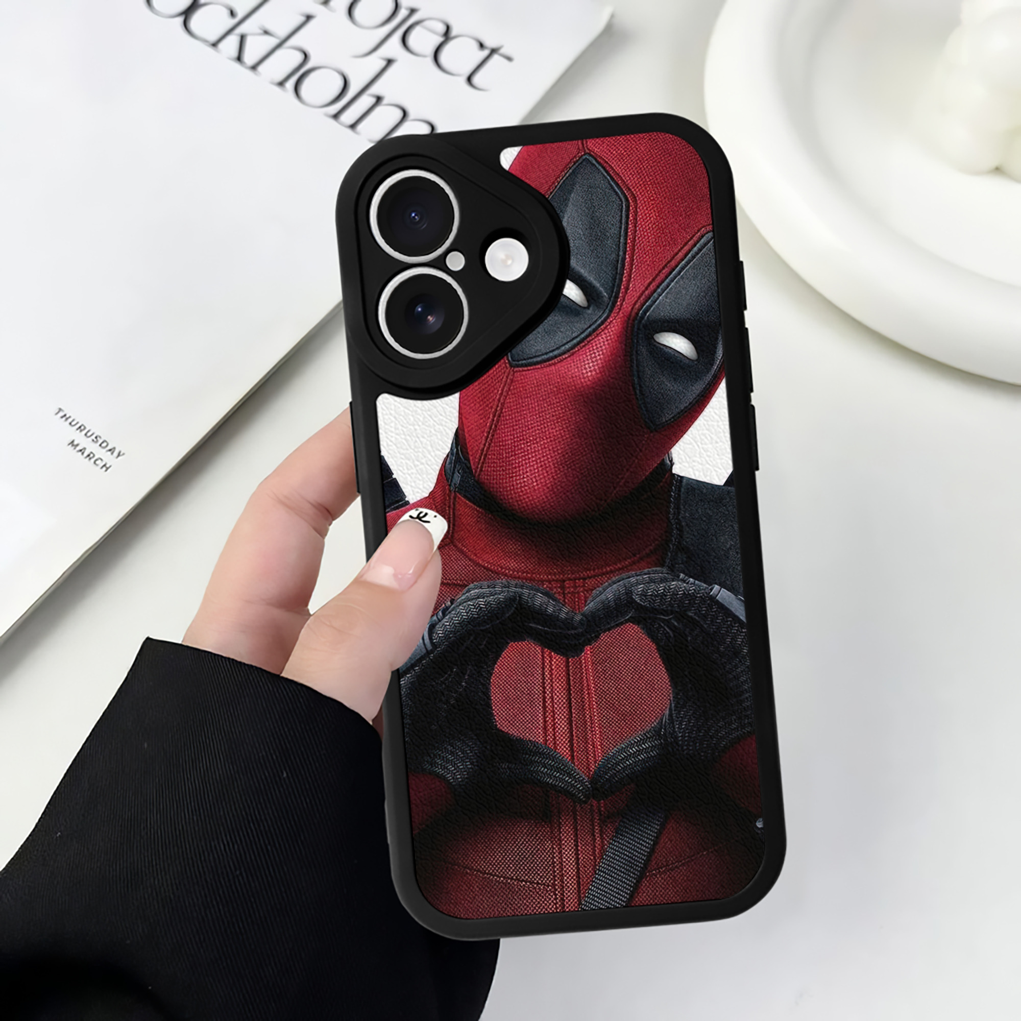 （画像用） Deadpool デッドプール 【iPhone 16シリーズ対応】シリコンスマホケース（レザー調） 材質：シリコン